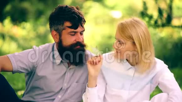 女孩和一个男孩拥抱和在公园玩在阳光明媚的夏日成年夫妇在公园里玩得很开心概念视频的预览图