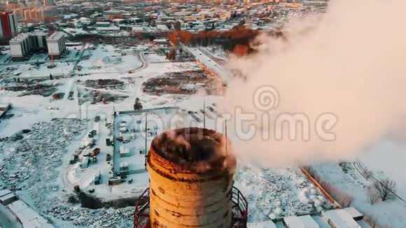 污染问题从工业管道中冒出的烟雾视频的预览图