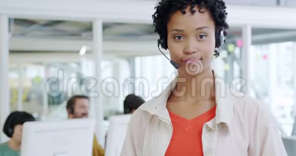 女性呼叫中心工作人员画像视频的预览图