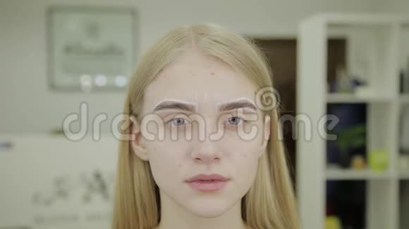 一个美丽的女孩的肖像用框眉毛在美容院着色视频的预览图