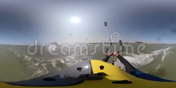 360度一个戴着相机头盔的人正在大海上人们正在风筝冲浪视频的预览图