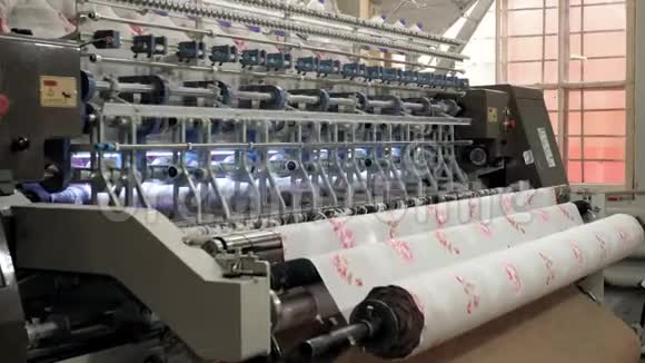 工厂生产枕头产品的无纺布缝毯机视频的预览图