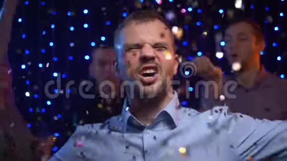 党企业党一个在派对上跳舞的男人的特写镜头视频的预览图