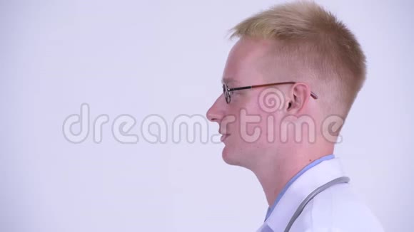幸福的年轻金发男医生微笑的侧影视频的预览图