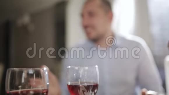 一群朋友在餐厅品尝红酒和丁克杯特写背景模糊视频的预览图