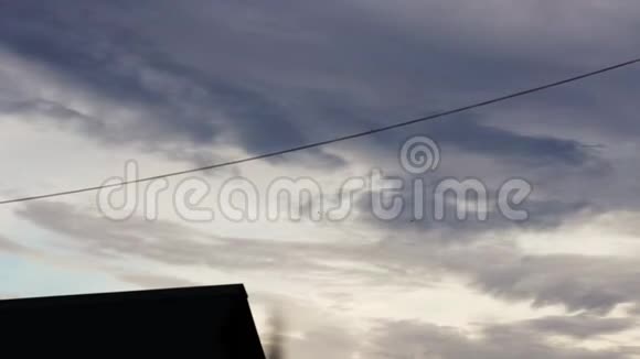 时光流逝的云彩飘过屋顶的天空视频的预览图