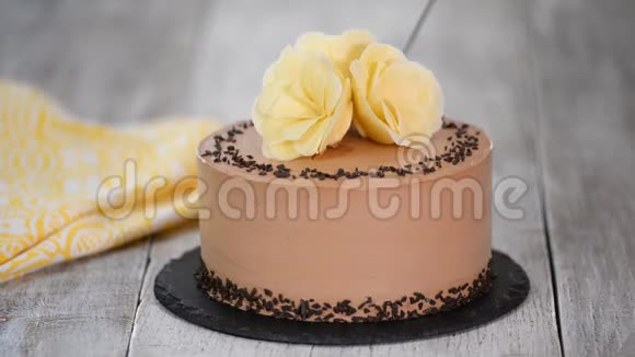 切巧克力蛋糕的盘子巧克力蛋糕装饰白色巧克力花视频的预览图