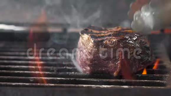 厨师把肉放在烤架上很多火慢动作特写视频的预览图