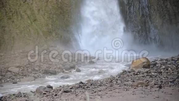 在岩石山区的一个大瀑布的特写从很大的高度缓慢地下降水缺水视频的预览图