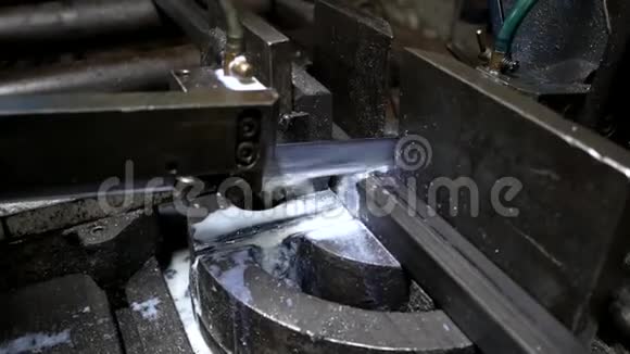 工业数控车床带锯切割金属制品视频的预览图