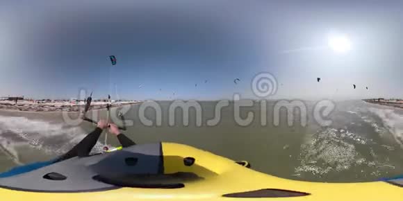 一个戴着照相机360的头盔的人正在进行风筝冲浪海滩露营视频的预览图