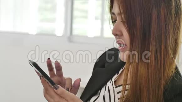 亚洲女人用手机商业经济概念视频的预览图