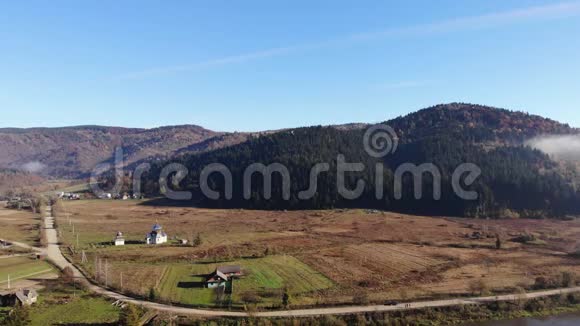 乌克兰喀尔巴阡山脉的空中乡村景色秋天4k型起重机视频的预览图