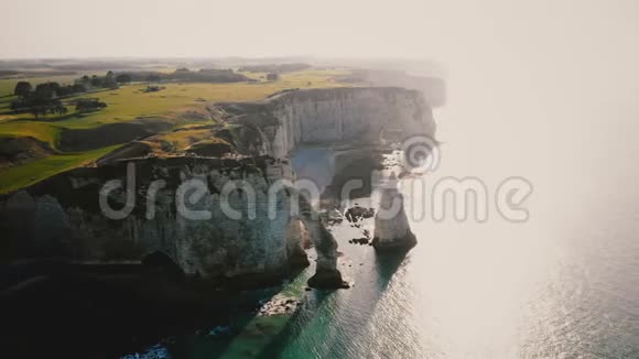 令人惊叹的无人机全景史诗般的天然岩石拱门和柱子在著名的白垩海边悬崖日落Etretat视频的预览图