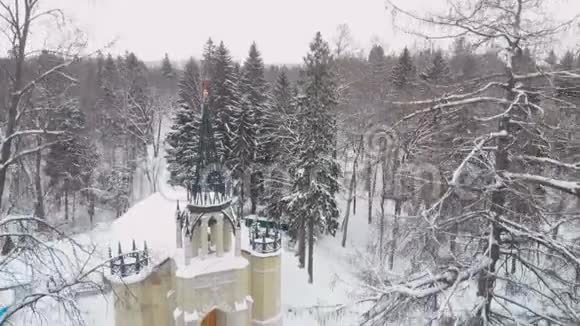 冬天公园里的小天主教会圣诞节假期冬季景观视频的预览图