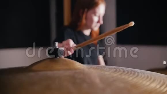 女音乐家打鼓上的棍子视频的预览图
