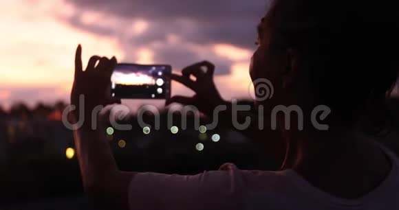 拍摄日落天空的女人视频的预览图