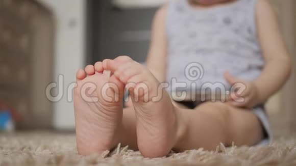 宝宝脚踩在白色地毯上闭上眼睛视频的预览图