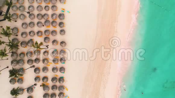 带躺椅和雨伞的天堂热带海岛海滩景观视频的预览图