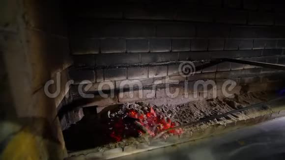 室内壁炉近距离拍摄火熨斗移动煤炭视频的预览图