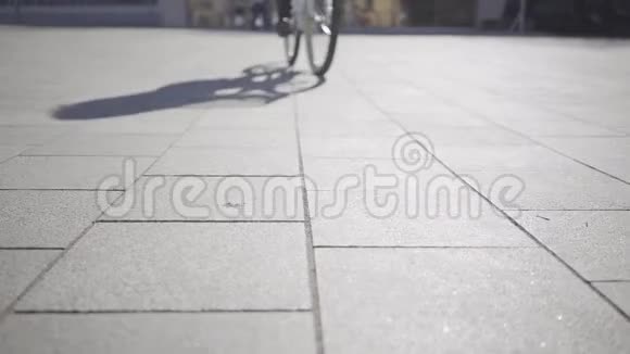 近距离未被认出的人骑着他的自行车在户外天气好的时候在城里骑自行车视频的预览图