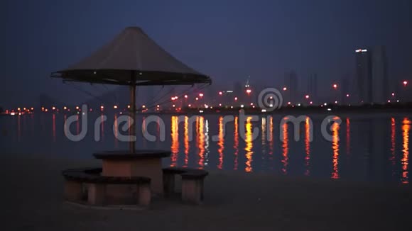 晚上美丽的沙滩和迪拜的海洋视频的预览图