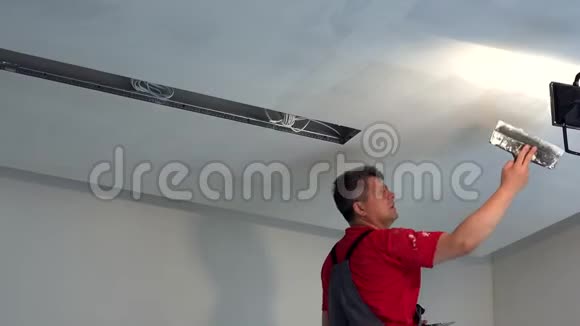 粉刷工人用油灰把天花板砸碎新公寓装修工程视频的预览图