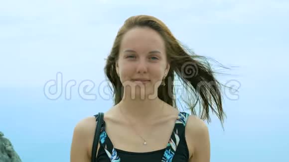 海天背景下的少女画像视频的预览图
