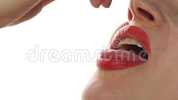 女人从柠檬里挤出果汁滴到嘴里慢动作视频的预览图