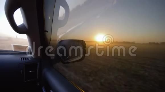 开车经过一片干涸的玉米地秋收时日落时美丽的景色视频的预览图