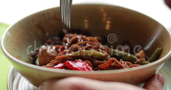 用蔬菜和蘑菇吃荞麦荞麦的宏观视频视频的预览图