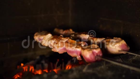 烧烤炉烧烤时肉串与肉片旋转的特写视频的预览图