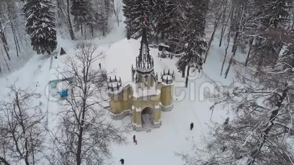 冬天公园里的小天主教会圣诞节假期冬季景观视频的预览图
