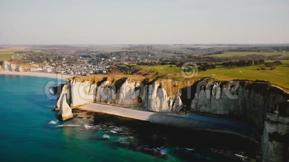 美丽的静态无人机背景拍摄著名的白垩悬崖和宁静的日落海滨城镇埃特雷塔诺曼迪视频的预览图