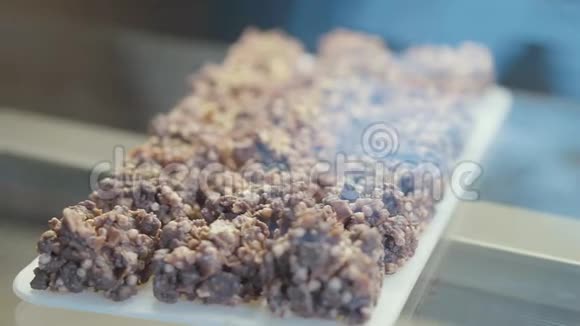 美味的甜点巧克力和坚果的碎片混合在木板上餐厅提供的食物视频的预览图