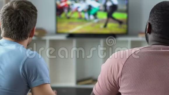 多种族球迷在电视前看比赛对结果失望视频的预览图