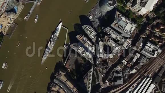 在泰晤士河畔明亮的一天在现代伦敦市中心建筑上空进行不可思议的空中无人机飞行视频的预览图