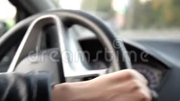 一个坐在车里开车穿过街道的人视频的预览图