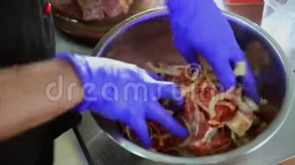 将肉和洋葱与菠菜混合在碗中的俯视图视频的预览图