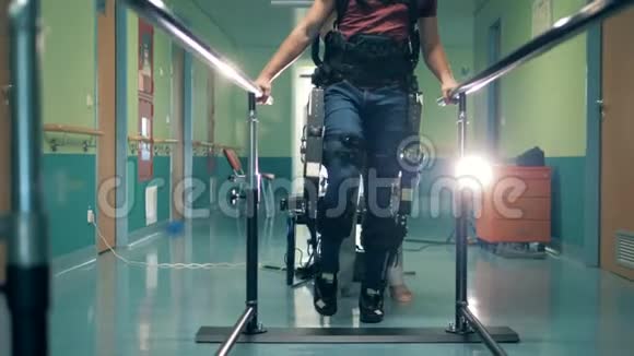 诊所的康复治疗病人试图移动腿戴着特殊的假体视频的预览图
