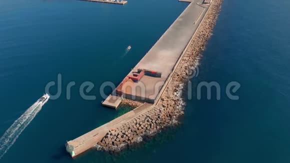 空中无人机镜头西班牙帕拉莫斯小镇港口科斯塔布拉瓦视频的预览图