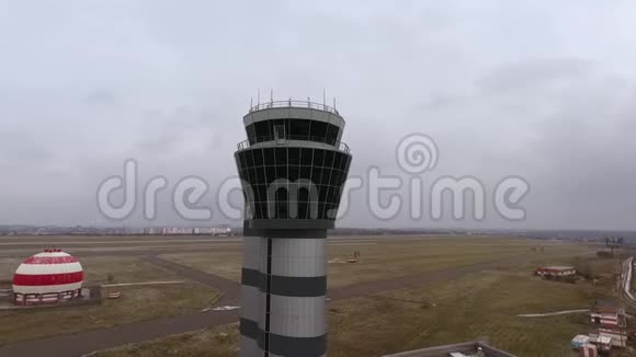 国际机场飞行管理空中管制塔的弧形镜头视频的预览图