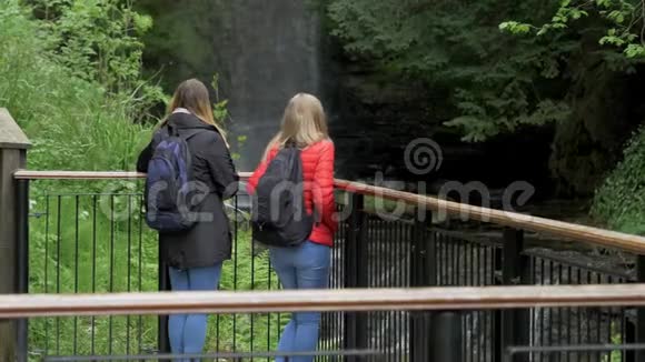 前往爱尔兰格伦卡尔瀑布的年轻女性视频的预览图
