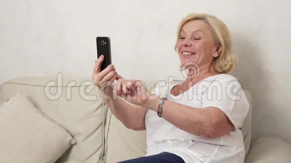 老妇人在自拍视频的预览图
