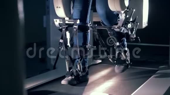 病人使用矫形设备一名男子在一条特殊的医疗假肢轨道上行走视频的预览图