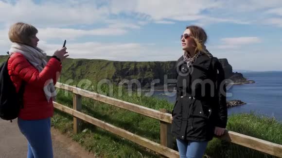 在北爱尔兰巨人铜锣海岸拍照视频的预览图