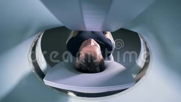 扫描过程中有一个人在断层扫描机内视频的预览图