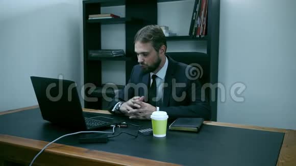 胡子商人坐在办公室的笔记本电脑男性愤怒慢动作视频的预览图