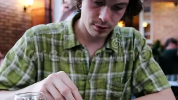 男人在餐馆里吃卡其卡利和肉吃格鲁吉亚民族菜肴的人视频的预览图