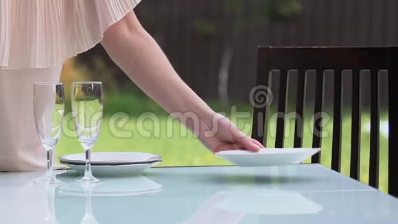 女性提供餐桌盘子和眼镜家庭晚餐视频的预览图